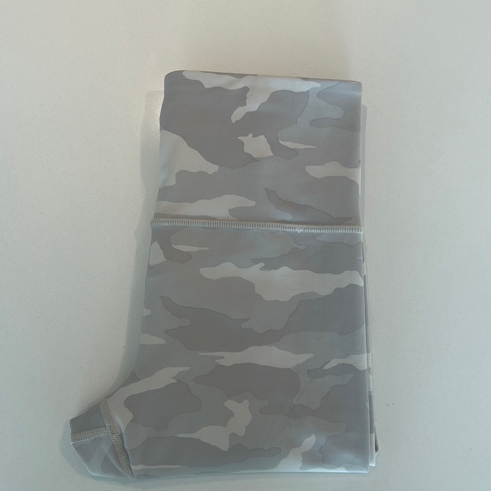 Athleta elation 7/8 white camo size xs